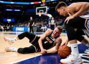 约基奇被队友意外踩到脚部痛苦倒地离场，提前退出今日比赛